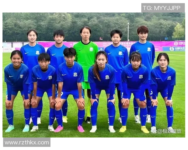 中国女足迎战加拿大队力争胜利展现拼搏精神与团队合作