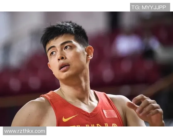 方硕在篮球赛场上的崛起与挑战分析，探索他的职业生涯与未来发展方向